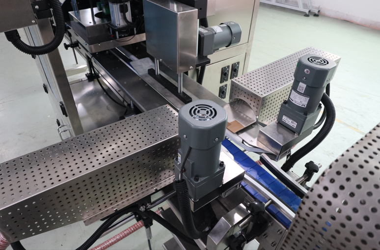 飲料瓶套標(biāo)機,佼佼者套標(biāo)機,全自動套標(biāo)機