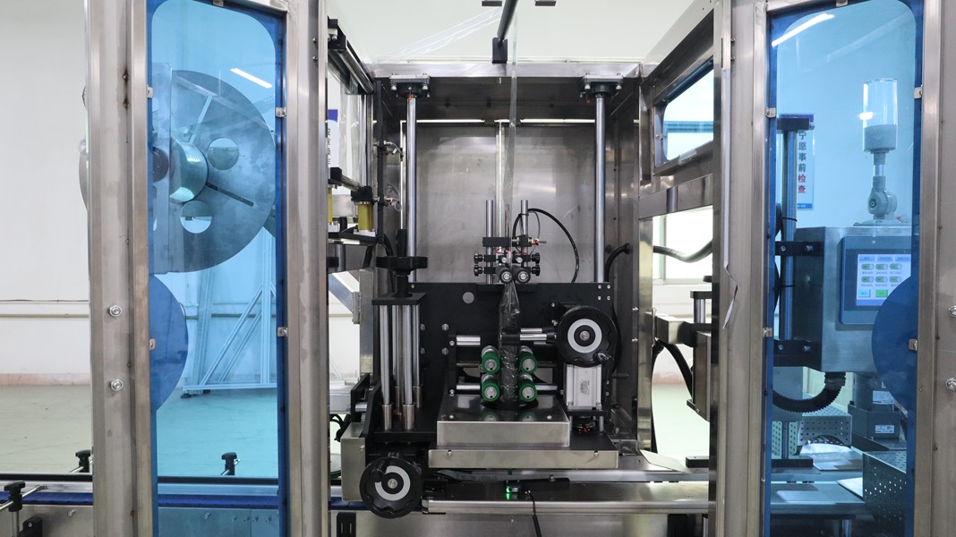 礦泉水瓶口套標(biāo)機(jī),瓶口套標(biāo)機(jī),全自動(dòng)套標(biāo)機(jī)生產(chǎn)廠家,佼佼者自動(dòng)化