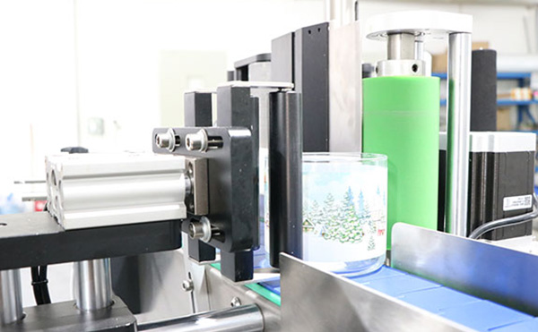 在現(xiàn)代生產(chǎn)線上，全自動(dòng)圓瓶貼標(biāo)機(jī)因其高效、精準(zhǔn)的性能，成為眾多企業(yè)的首選。今天，就讓我們用一分鐘的時(shí)間，快速了解這款設(shè)備的適用范圍和操作流程。