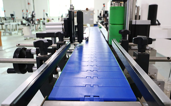 全自動平面貼標(biāo)機(jī),貼標(biāo)機(jī)設(shè)備,貼標(biāo)機(jī)廠家,佼佼者自動化