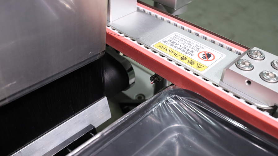 全自動(dòng)轉(zhuǎn)角貼標(biāo)機(jī),轉(zhuǎn)角貼標(biāo)機(jī)設(shè)備,全自動(dòng)不干膠貼標(biāo)機(jī)廠家,佼佼者