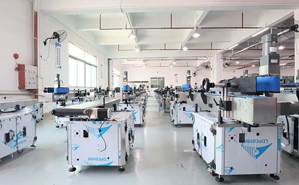 側(cè)面貼標(biāo)機,貼標(biāo)機廠家,不干膠自動貼標(biāo)機