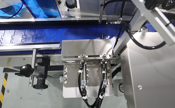 全自動(dòng)桌面式圓瓶貼標(biāo)機(jī),桌面式圓瓶貼標(biāo)機(jī),圓瓶貼標(biāo)機(jī)