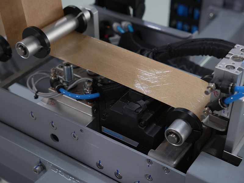 濕水牛皮紙封箱機(jī),濕水牛皮紙封箱設(shè)備,折蓋封箱機(jī)